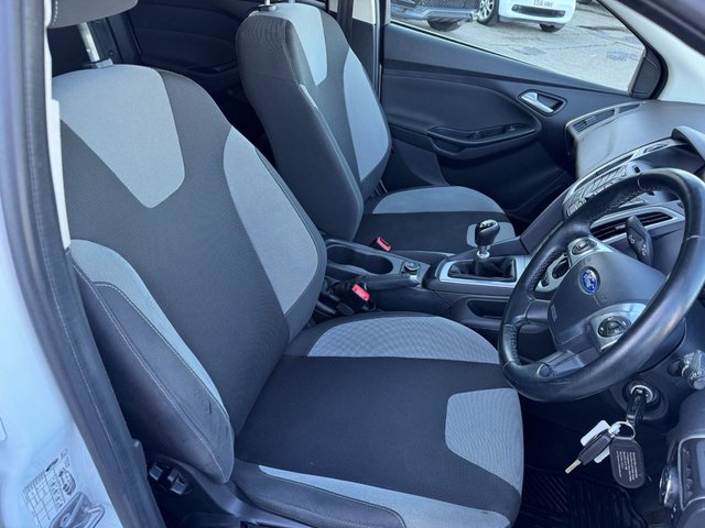 2014 Ford Focus 1.6L Zetec 5dr - Photo 11