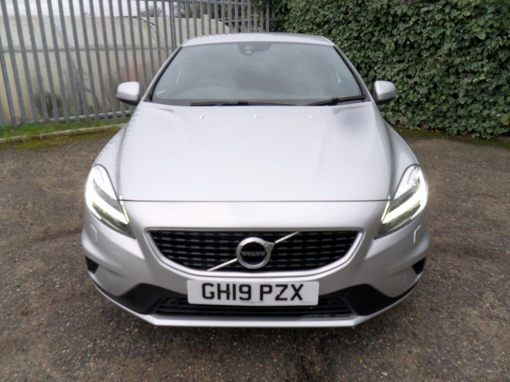 USED 2019 19 VOLVO V40 1.5 T2 R-Design Edition Hatchback 5dr Petrol Auto Euro 6 (s/s) (122 ps) Heated Leather Rear Camera DAB