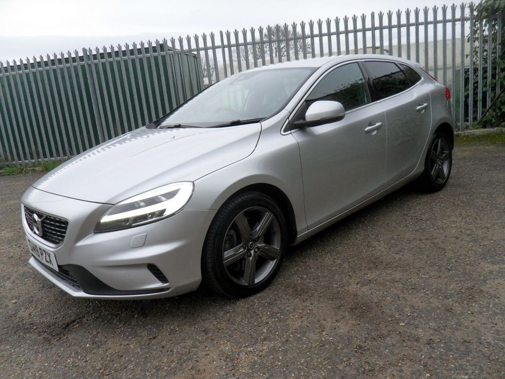 USED 2019 19 VOLVO V40 1.5 T2 R-Design Edition Hatchback 5dr Petrol Auto Euro 6 (s/s) (122 ps) Heated Leather Rear Camera DAB