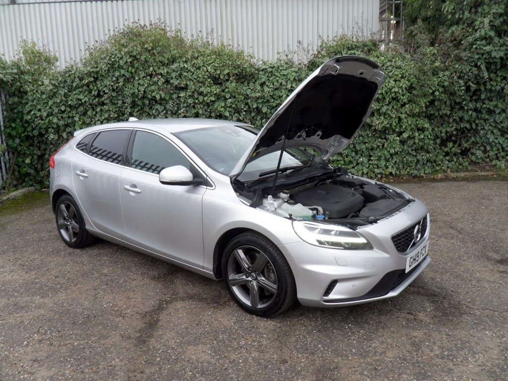USED 2019 19 VOLVO V40 1.5 T2 R-Design Edition Hatchback 5dr Petrol Auto Euro 6 (s/s) (122 ps) Heated Leather Rear Camera DAB