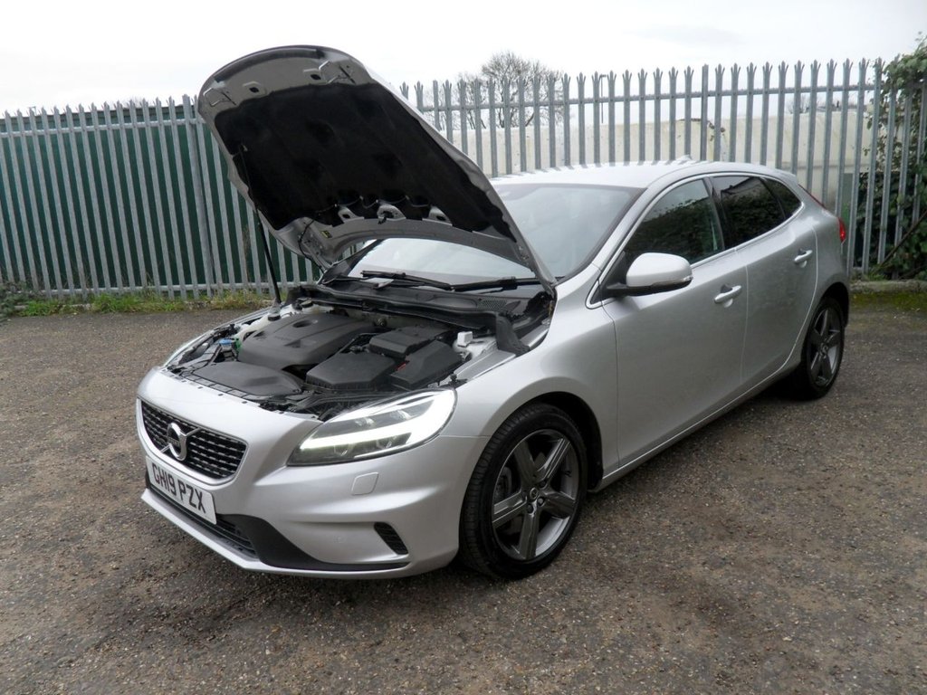 USED 2019 19 VOLVO V40 1.5 T2 R-Design Edition Hatchback 5dr Petrol Auto Euro 6 (s/s) (122 ps) Heated Leather Rear Camera DAB
