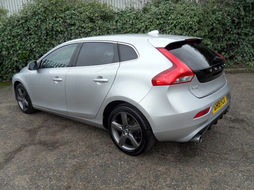 USED 2019 19 VOLVO V40 1.5 T2 R-Design Edition Hatchback 5dr Petrol Auto Euro 6 (s/s) (122 ps) Heated Leather Rear Camera DAB