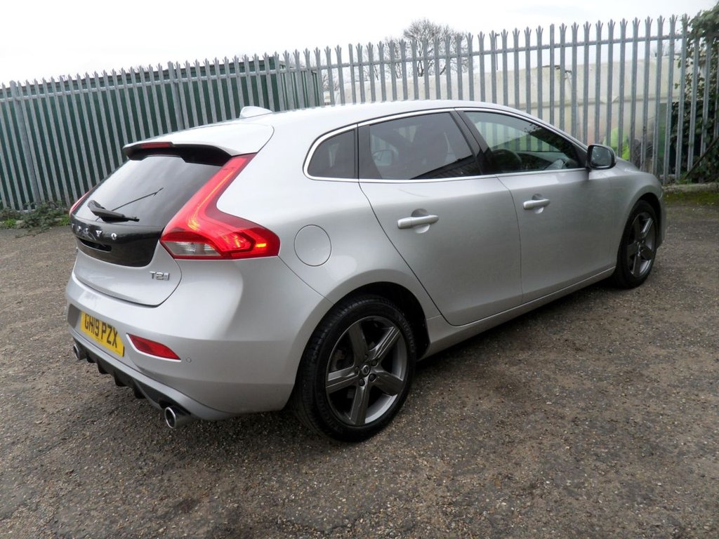 USED 2019 19 VOLVO V40 1.5 T2 R-Design Edition Hatchback 5dr Petrol Auto Euro 6 (s/s) (122 ps) Heated Leather Rear Camera DAB