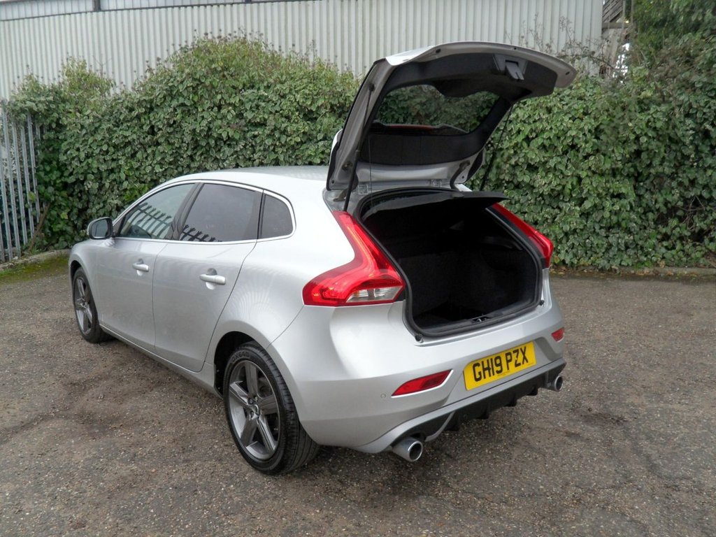 USED 2019 19 VOLVO V40 1.5 T2 R-Design Edition Hatchback 5dr Petrol Auto Euro 6 (s/s) (122 ps) Heated Leather Rear Camera DAB