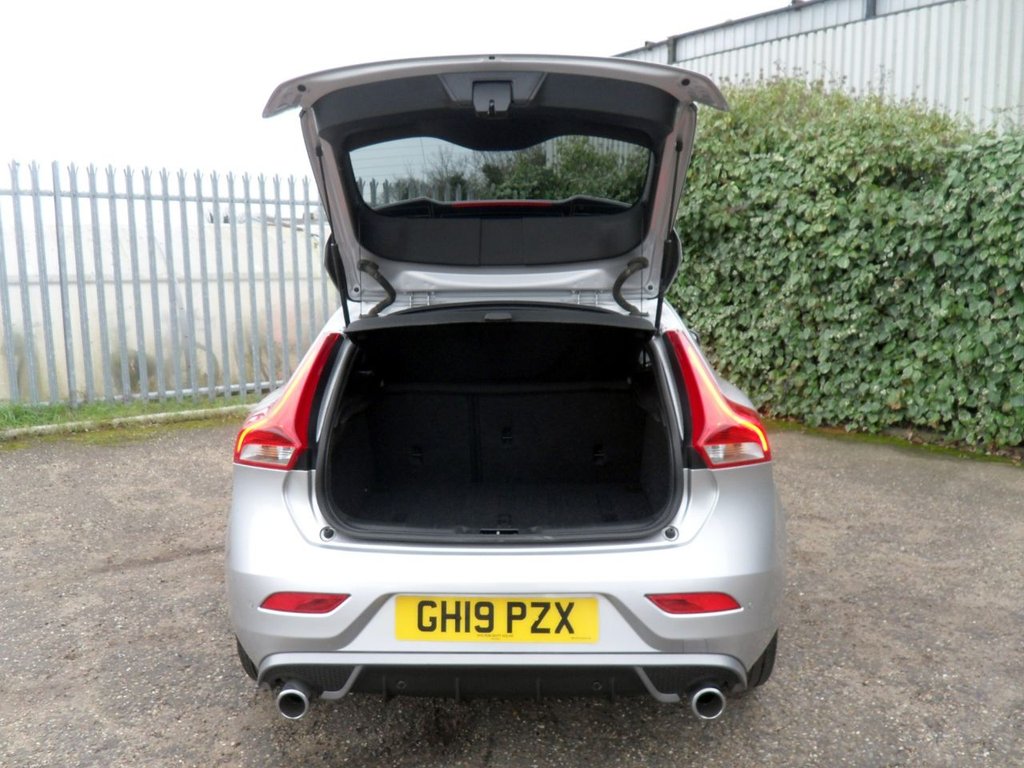 USED 2019 19 VOLVO V40 1.5 T2 R-Design Edition Hatchback 5dr Petrol Auto Euro 6 (s/s) (122 ps) Heated Leather Rear Camera DAB