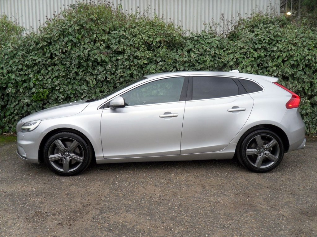 USED 2019 19 VOLVO V40 1.5 T2 R-Design Edition Hatchback 5dr Petrol Auto Euro 6 (s/s) (122 ps) Heated Leather Rear Camera DAB