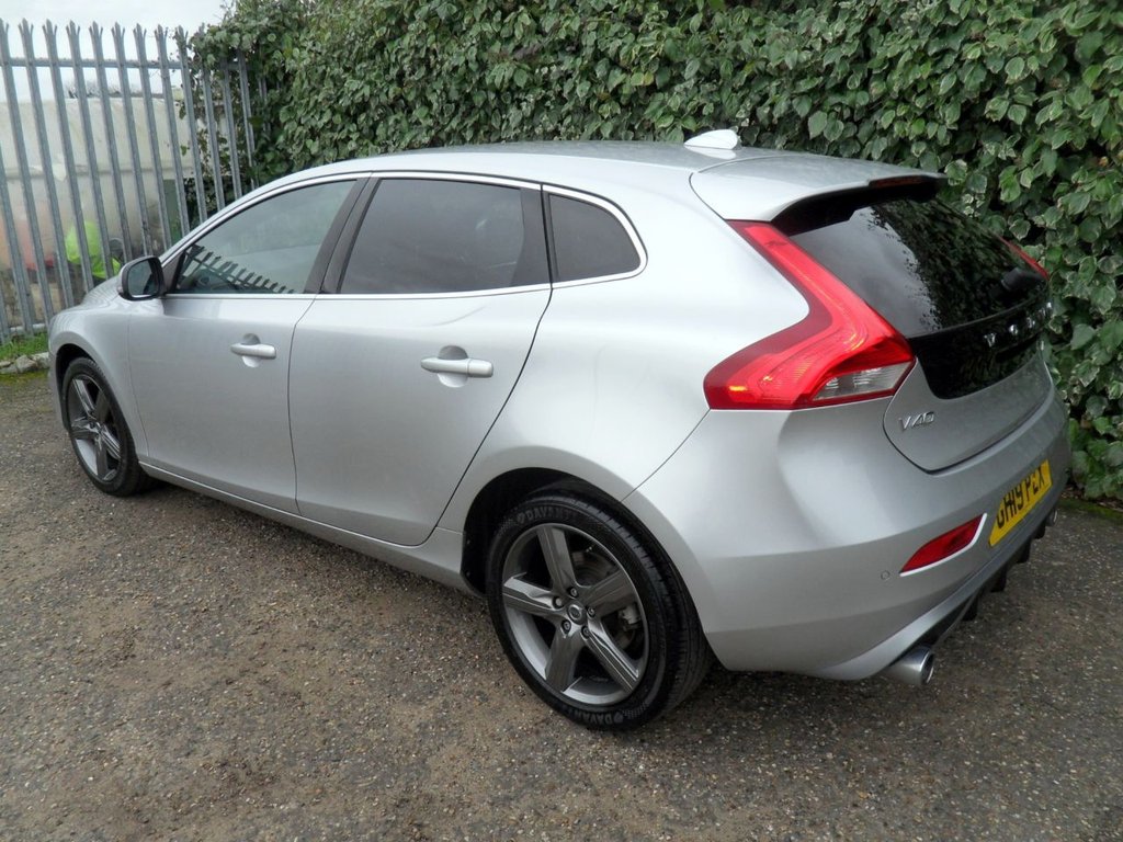 USED 2019 19 VOLVO V40 1.5 T2 R-Design Edition Hatchback 5dr Petrol Auto Euro 6 (s/s) (122 ps) Heated Leather Rear Camera DAB