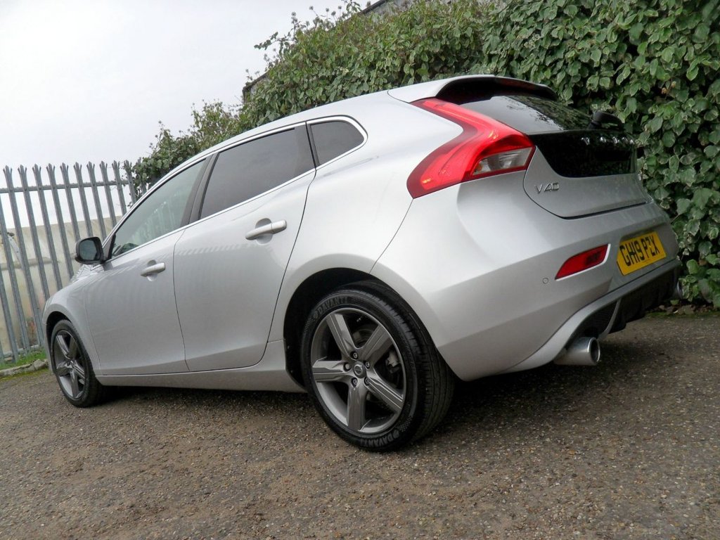 USED 2019 19 VOLVO V40 1.5 T2 R-Design Edition Hatchback 5dr Petrol Auto Euro 6 (s/s) (122 ps) Heated Leather Rear Camera DAB