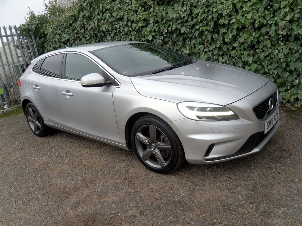 USED 2019 19 VOLVO V40 1.5 T2 R-Design Edition Hatchback 5dr Petrol Auto Euro 6 (s/s) (122 ps) Heated Leather Rear Camera DAB