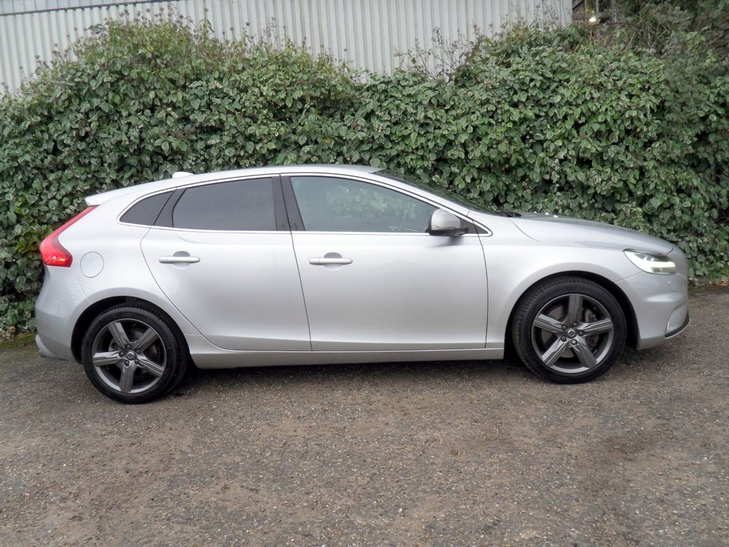 USED 2019 19 VOLVO V40 1.5 T2 R-Design Edition Hatchback 5dr Petrol Auto Euro 6 (s/s) (122 ps) Heated Leather Rear Camera DAB