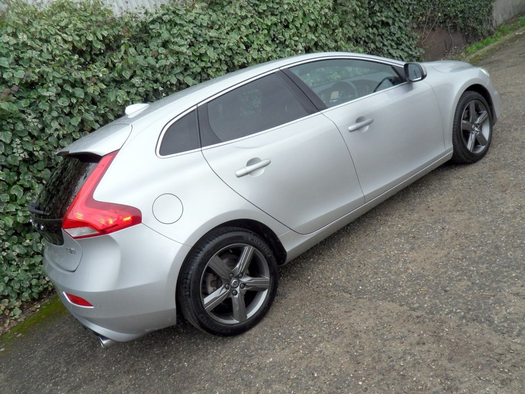 USED 2019 19 VOLVO V40 1.5 T2 R-Design Edition Hatchback 5dr Petrol Auto Euro 6 (s/s) (122 ps) Heated Leather Rear Camera DAB