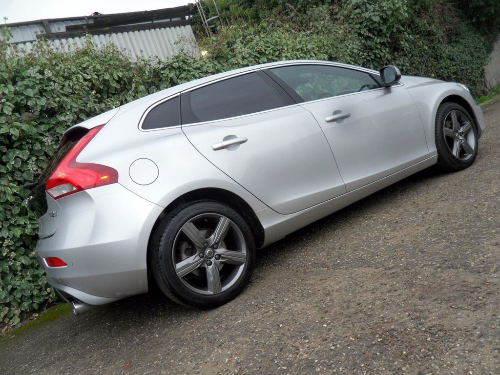 USED 2019 19 VOLVO V40 1.5 T2 R-Design Edition Hatchback 5dr Petrol Auto Euro 6 (s/s) (122 ps) Heated Leather Rear Camera DAB