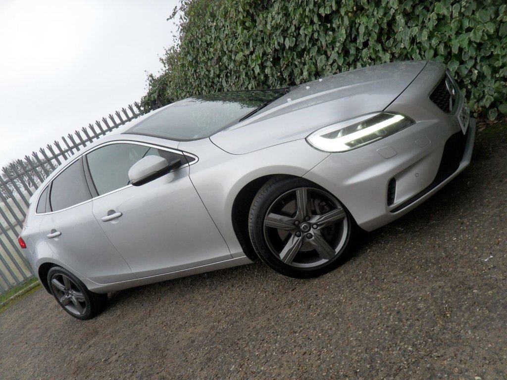 USED 2019 19 VOLVO V40 1.5 T2 R-Design Edition Hatchback 5dr Petrol Auto Euro 6 (s/s) (122 ps) Heated Leather Rear Camera DAB