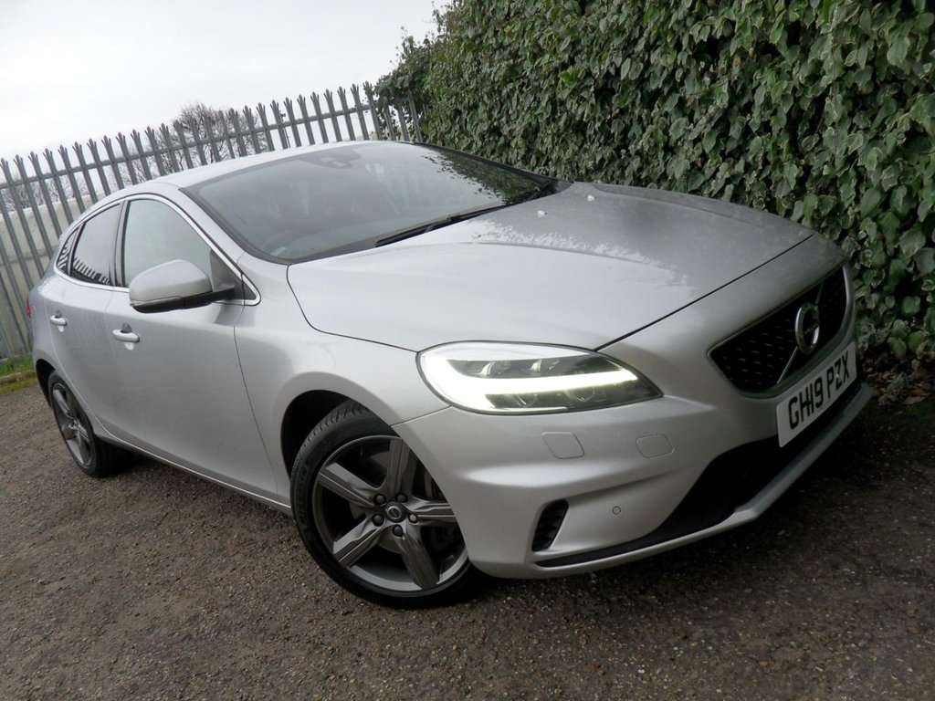 USED 2019 19 VOLVO V40 1.5 T2 R-Design Edition Hatchback 5dr Petrol Auto Euro 6 (s/s) (122 ps) Heated Leather Rear Camera DAB