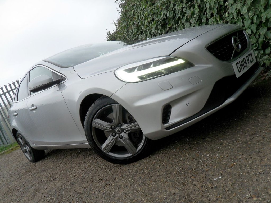 USED 2019 19 VOLVO V40 1.5 T2 R-Design Edition Hatchback 5dr Petrol Auto Euro 6 (s/s) (122 ps) Heated Leather Rear Camera DAB