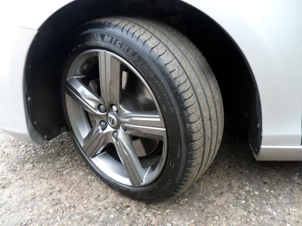 USED 2019 19 VOLVO V40 1.5 T2 R-Design Edition Hatchback 5dr Petrol Auto Euro 6 (s/s) (122 ps) Heated Leather Rear Camera DAB