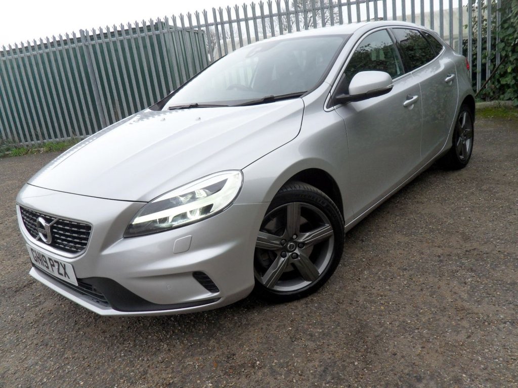 USED 2019 19 VOLVO V40 1.5 T2 R-Design Edition Hatchback 5dr Petrol Auto Euro 6 (s/s) (122 ps) Heated Leather Rear Camera DAB