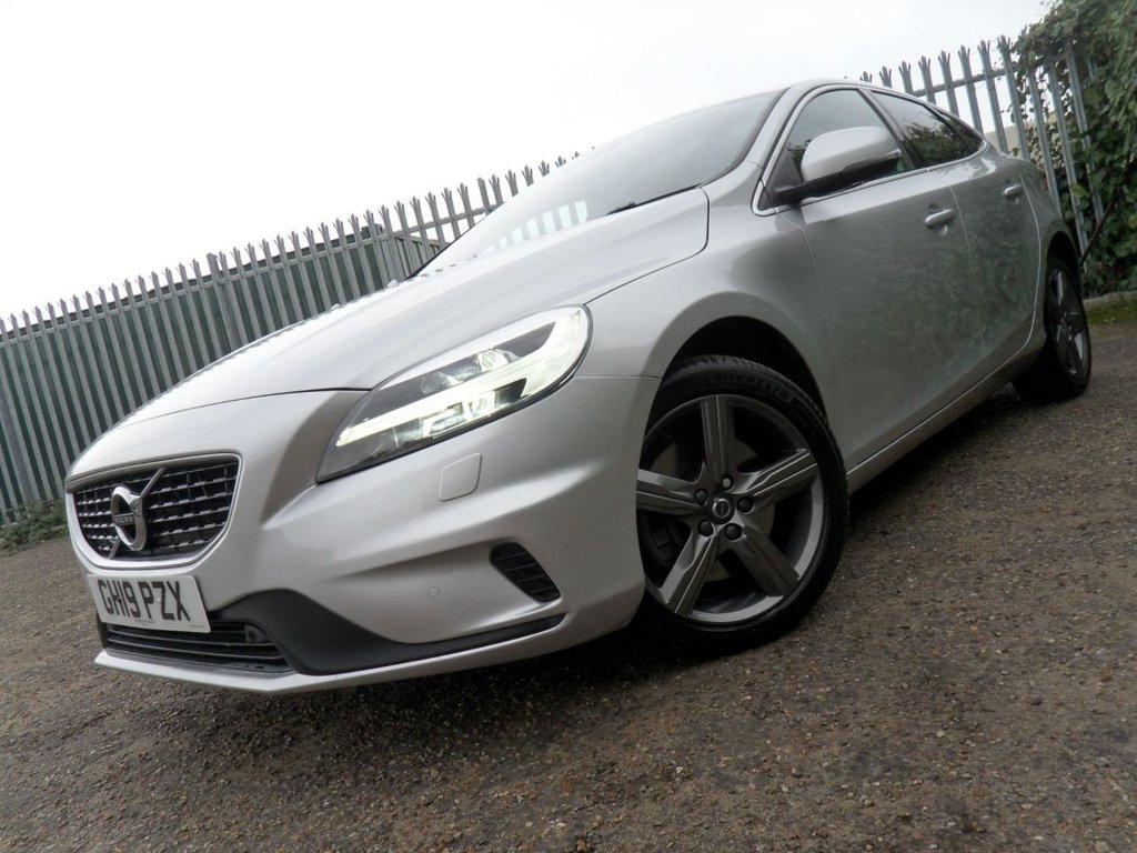 USED 2019 19 VOLVO V40 1.5 T2 R-Design Edition Hatchback 5dr Petrol Auto Euro 6 (s/s) (122 ps) Heated Leather Rear Camera DAB