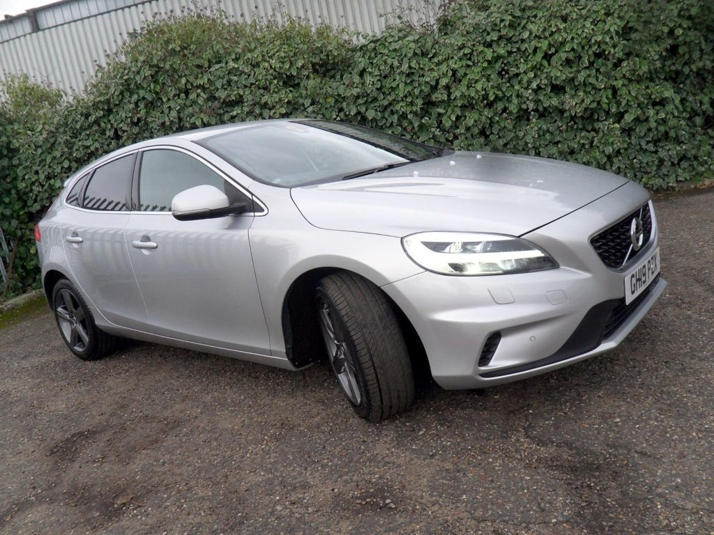 USED 2019 19 VOLVO V40 1.5 T2 R-Design Edition Hatchback 5dr Petrol Auto Euro 6 (s/s) (122 ps) Heated Leather Rear Camera DAB