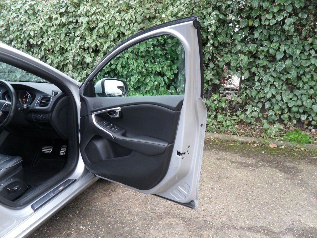USED 2019 19 VOLVO V40 1.5 T2 R-Design Edition Hatchback 5dr Petrol Auto Euro 6 (s/s) (122 ps) Heated Leather Rear Camera DAB