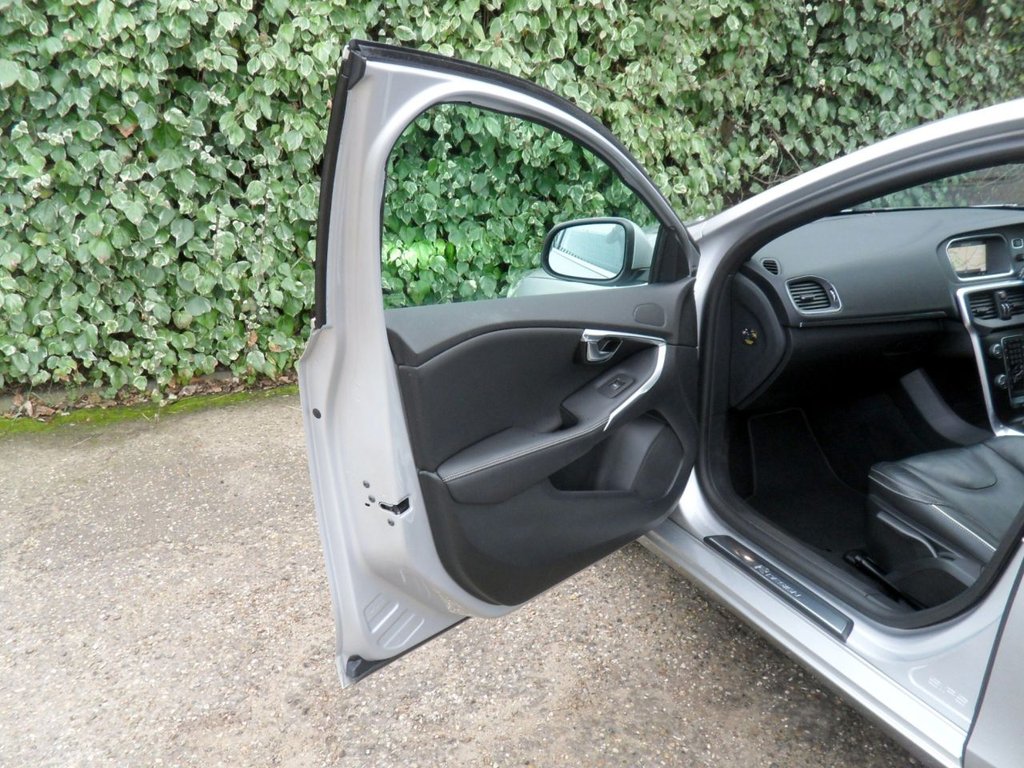 USED 2019 19 VOLVO V40 1.5 T2 R-Design Edition Hatchback 5dr Petrol Auto Euro 6 (s/s) (122 ps) Heated Leather Rear Camera DAB