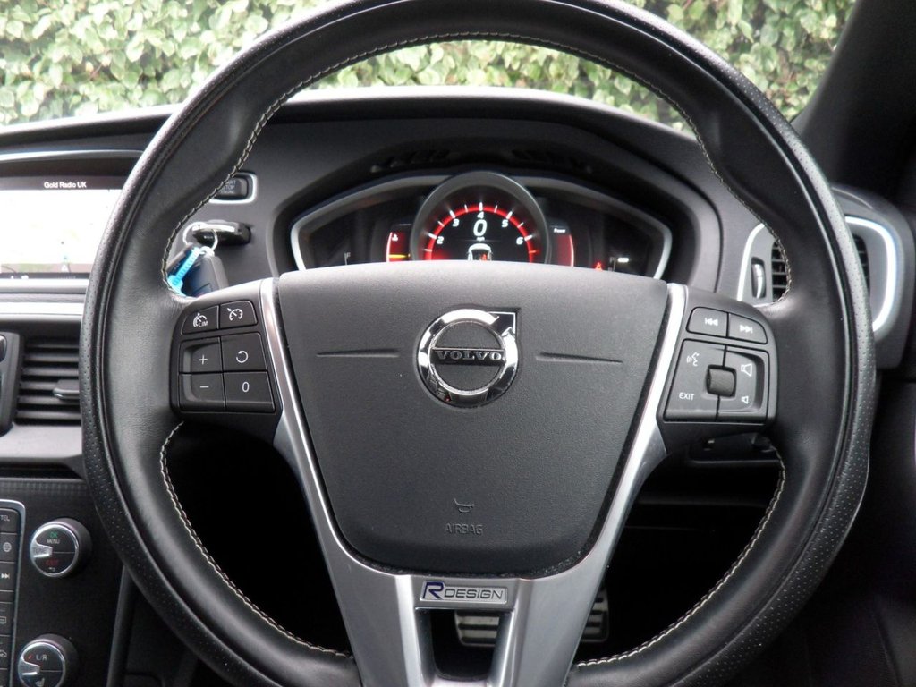 USED 2019 19 VOLVO V40 1.5 T2 R-Design Edition Hatchback 5dr Petrol Auto Euro 6 (s/s) (122 ps) Heated Leather Rear Camera DAB