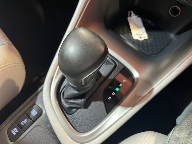 2022 TOYOTA YARIS 1.5 VVT-h Excel Hatchback 5dr Petrol Hybrid E-CVT Euro 6 (s/s) (116 ps) Parking Pack. Camera. Privacy. - Photo 6