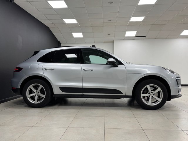 2016 PORSCHE MACAN - Photo 3