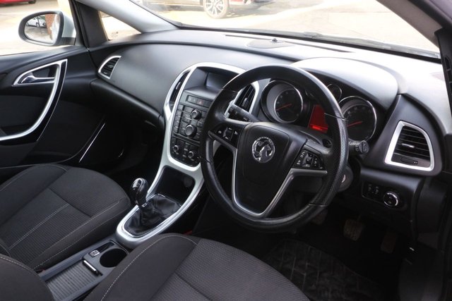 2012 VAUXHALL ASTRA - Photo 4