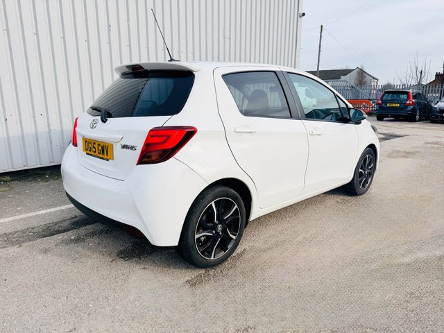 2015 Toyota Yaris 1.3L Sport 5dr - Photo 3