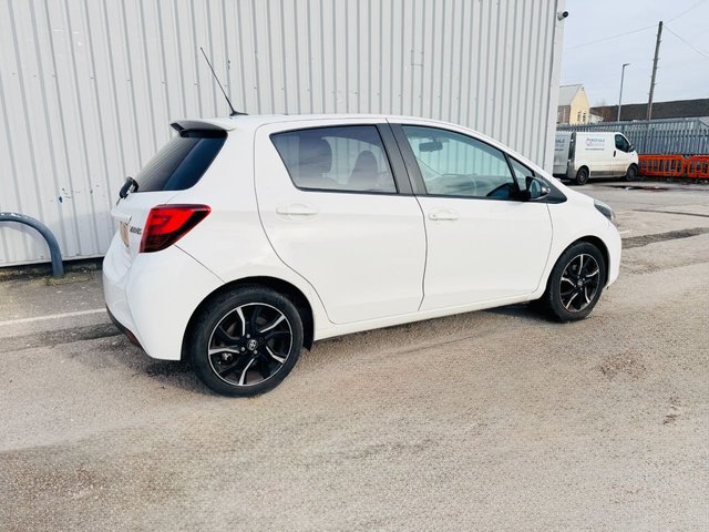 2015 Toyota Yaris 1.3L Sport 5dr - Photo 4