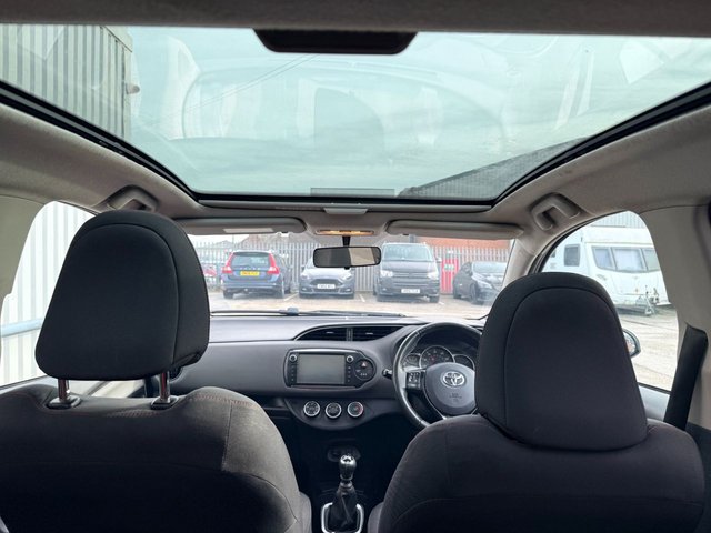 2015 Toyota Yaris 1.3L Sport 5dr - Photo 2