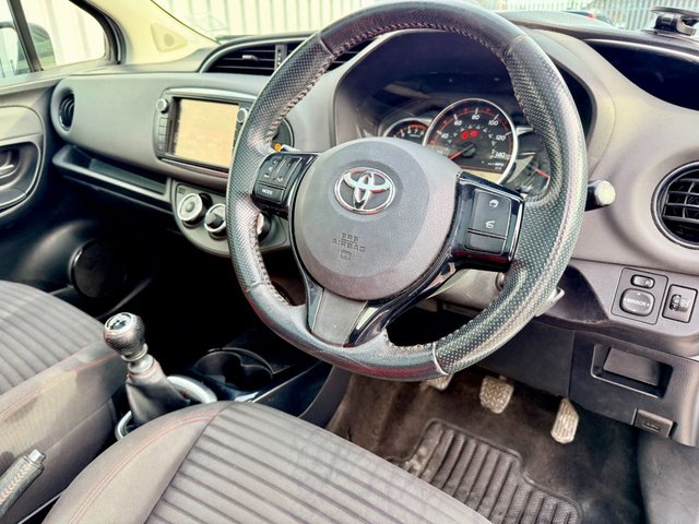 2015 Toyota Yaris 1.3L Sport 5dr - Photo 8