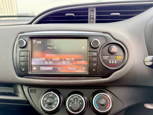 2015 Toyota Yaris 1.3L Sport 5dr - Photo 12