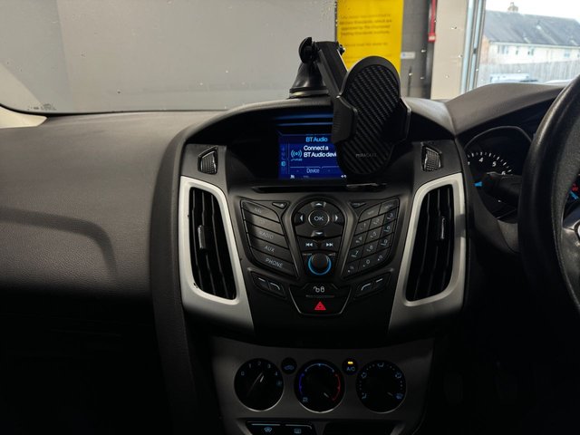 2014 FORD FOCUS 2014 1.6 Zetec Navigator Hatchback 5dr Petrol Manual Euro 5 (105 ps) - Photo 12