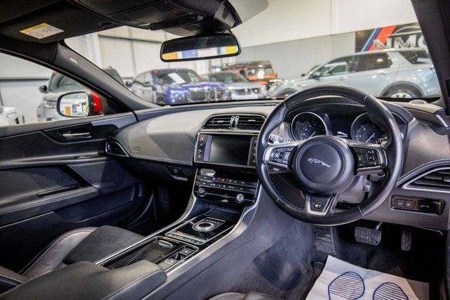 2018 Jaguar Xe 2L R-Sport 4dr - Photo 2