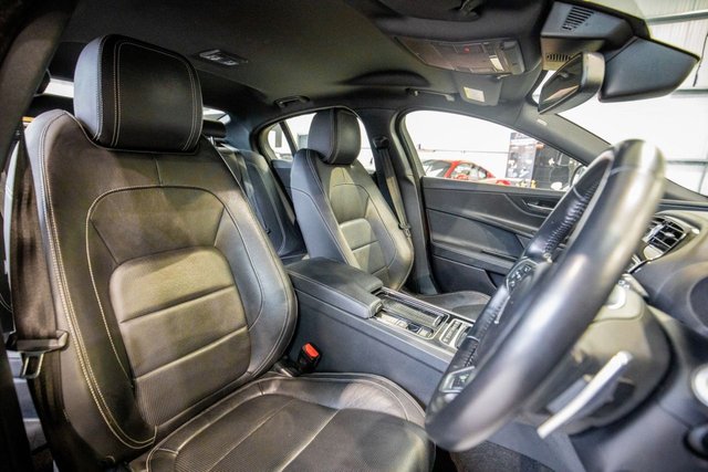 2018 Jaguar Xe 2L R-Sport 4dr - Photo 3