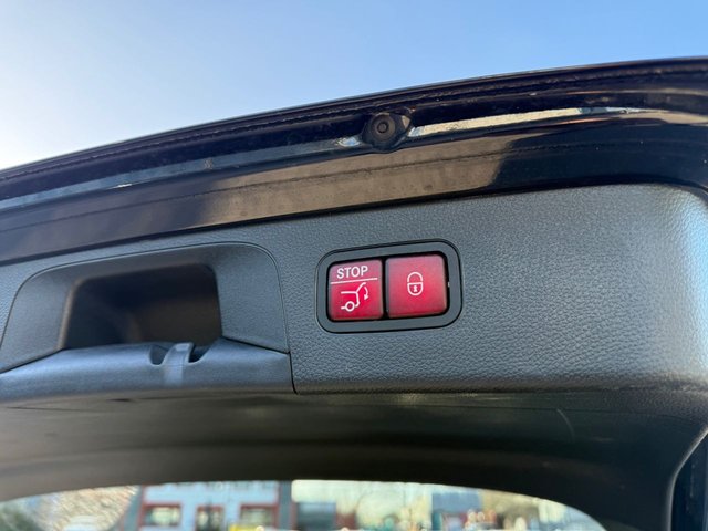 2017 MERCEDES-BENZ GLC 2.1 GLC220d AMG Line (Premium Plus) SUV 5dr Diesel G-Tronic 4MATIC Euro 6-2 FORMER KEEPERS-FINISHED IN OBSIDIAN BLACK WITH BLACK LEATHER UPHOLSTERY-PANORAMIC GLASS SUNROOF-BURMESTER SOUND-HEATED SEATS-ELECTRIC MEMORY SEATS-ELECTRIC FOLDING MIRRORS-BLUETOOTH-CRUISE CONTROL-SATNAV-REVERSE CAMERA-DAB RADIO-DUAL ZONE CLIMATE CONTROL - Photo 8