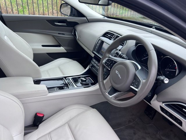 2017 Jaguar Xe 2L Prestige 4dr - Photo 2