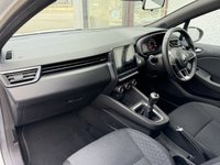 USED 2020 20 RENAULT CLIO 1.0 TCe Iconic Hatchback 5dr Petrol Manual Euro 6 (s/s) (100 ps) FULL MAIN DEALER SERVICE HISTORY+2 OWNERS FROM NEW+FINANCE AVAILABLE+SATELLITE NAVIGATION+REAR PARKING SENSORS