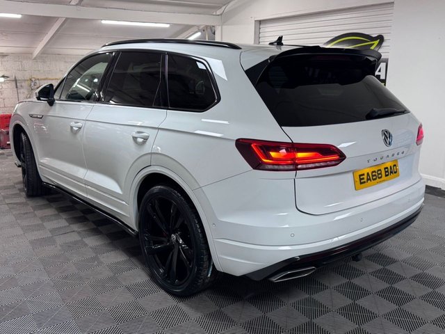 2018 VOLKSWAGEN TOUAREG 3.0 TDI V6 R-Line Tech SUV 5dr Diesel Tiptronic 4Motion Euro 6 (s/s) (286 ps) - Photo 4