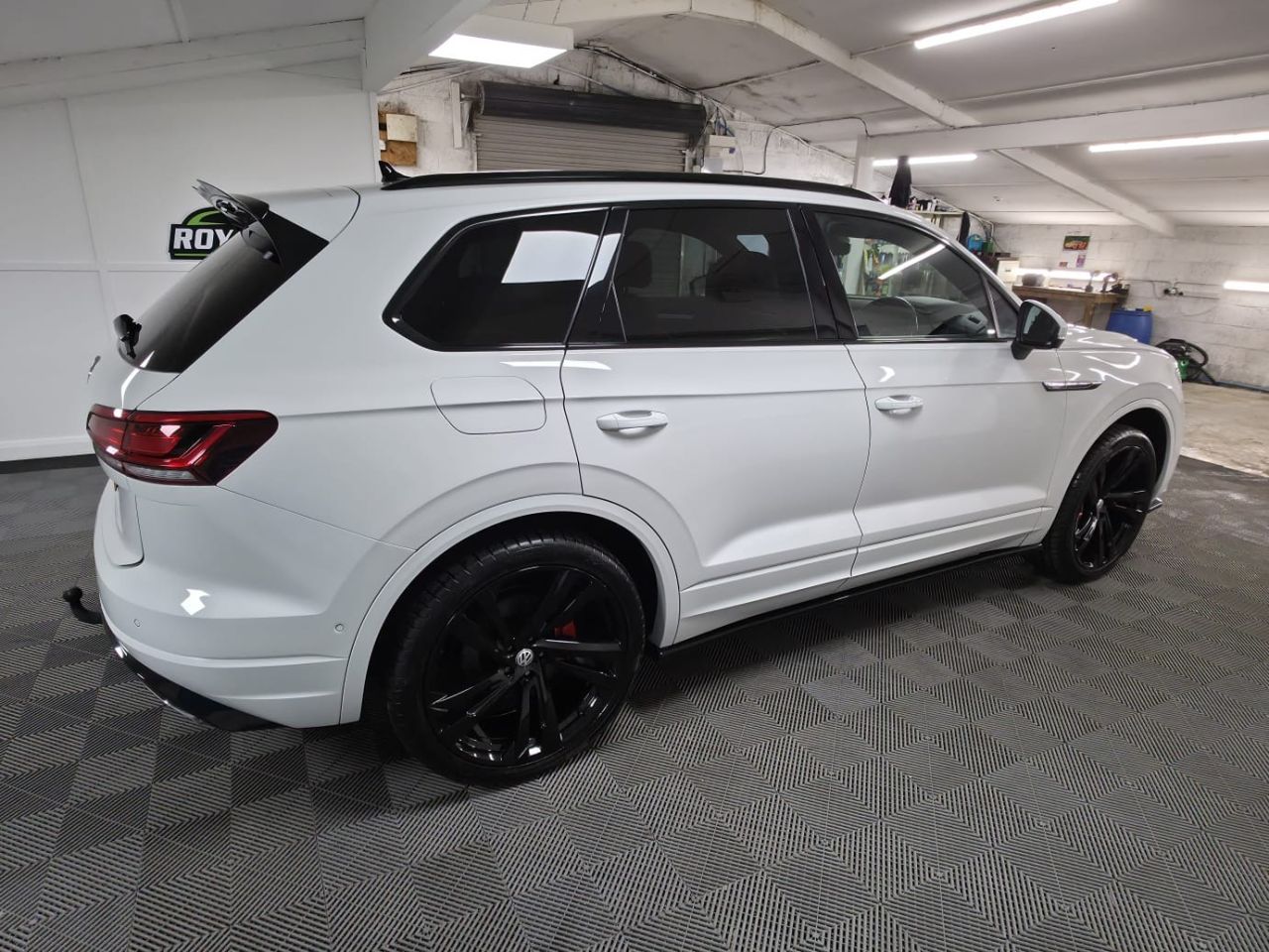 2018 VOLKSWAGEN TOUAREG 3.0 TDI V6 R-Line Tech SUV 5dr Diesel Tiptronic 4Motion Euro 6 (s/s) (286 p - vehicle photo 41 for sale on PureCar