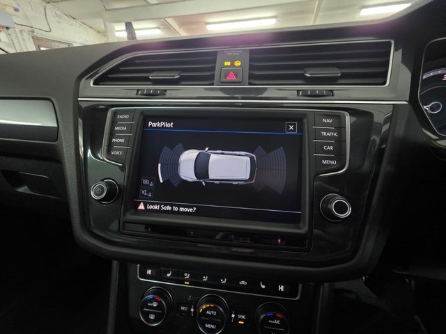 2016 VOLKSWAGEN TIGUAN 2.0 TDI BlueMotion Tech R-Line SUV 5dr Diesel Manual Euro 6 (s/s) (150 ps) - Photo 9