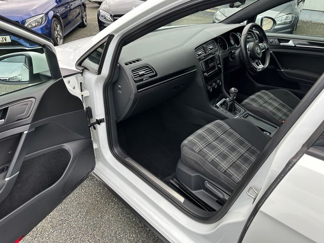 2016 VOLKSWAGEN GOLF 2.0 TDI BlueMotion Tech GTD Hatchback 5dr Diesel Manual Euro 6 (s/s) (184 ps) - Photo 12