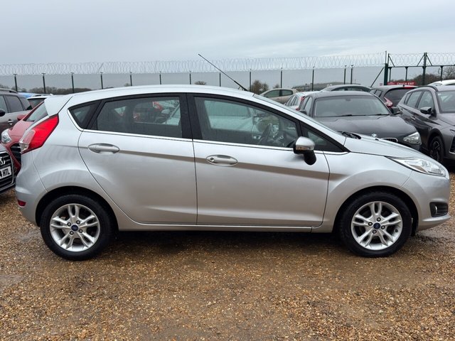 2016 FORD FIESTA 1.0T EcoBoost Zetec Hatchback 5dr Petrol Manual Euro 6 (s/s) (100 ps) - Photo 9