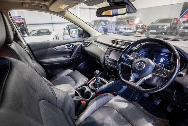 2017 Nissan Qashqai 1.6L Tekna 5dr - Photo 2