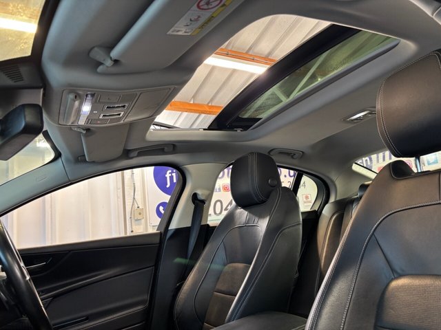 2016 Jaguar Xe 2L R-Sport 4dr - Photo 5