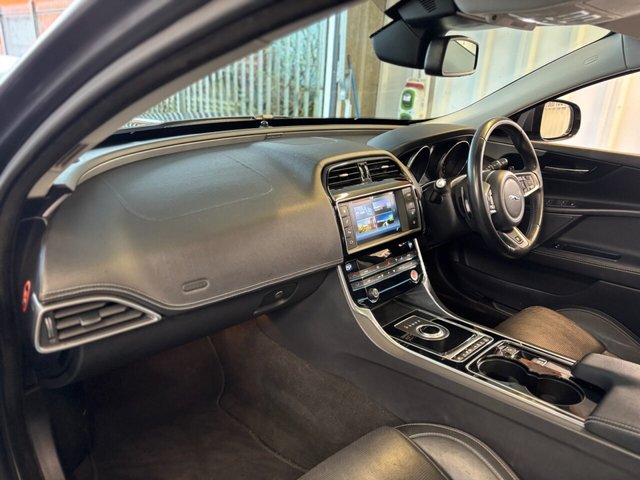 2016 Jaguar Xe 2L R-Sport 4dr - Photo 2