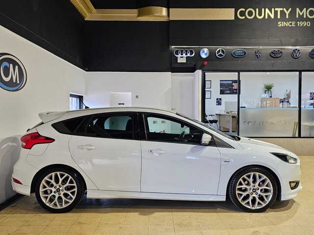 2017 Ford Focus 1L St-Line 5dr - Photo 2