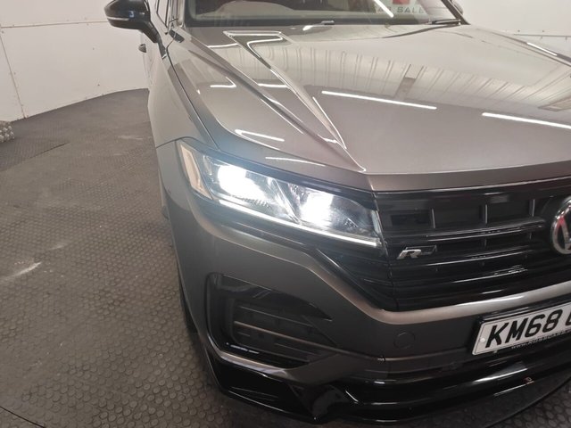 2018 Volkswagen Touareg - Photo 9